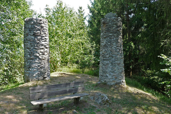 Galgen und Ruinen in der Surselva