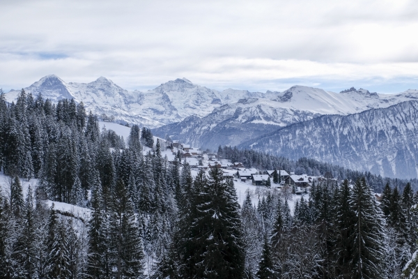 Beatenberg und die verschneiten Berner Alpen