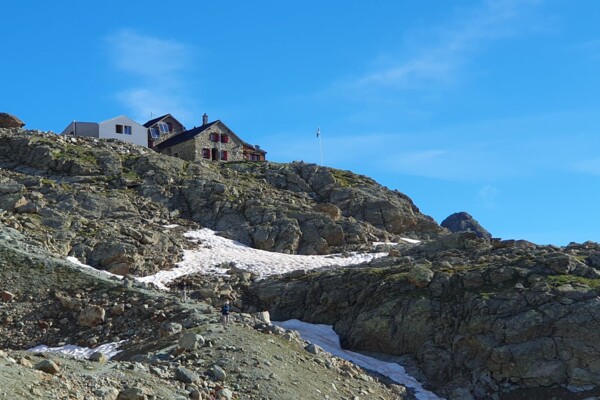 Cabane des Aiguilles Rouges d'Arolla 2829m