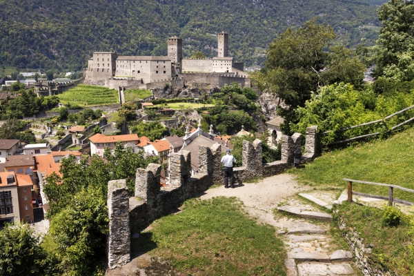 Drei Tessiner Burgen und ein Geisterdorf