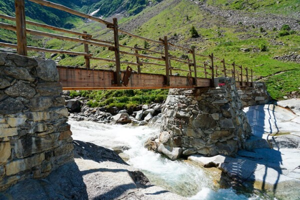 Durchs Val Sumvitg zu preisgekrönter Brücke