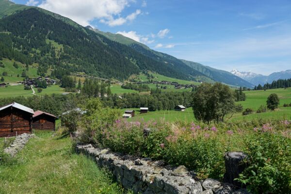 Sonnenterrasse mit Ausblick auf das Goms