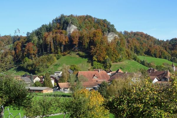 Farbige Herbstwälder und Sandsteinfelsen