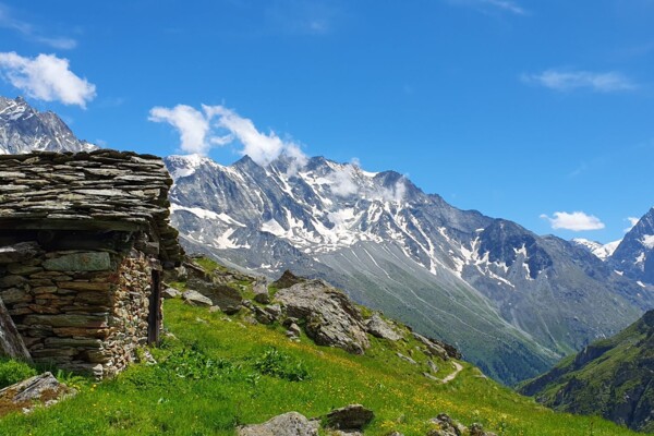 Cabane des Aiguilles Rouges d'Arolla 2829m