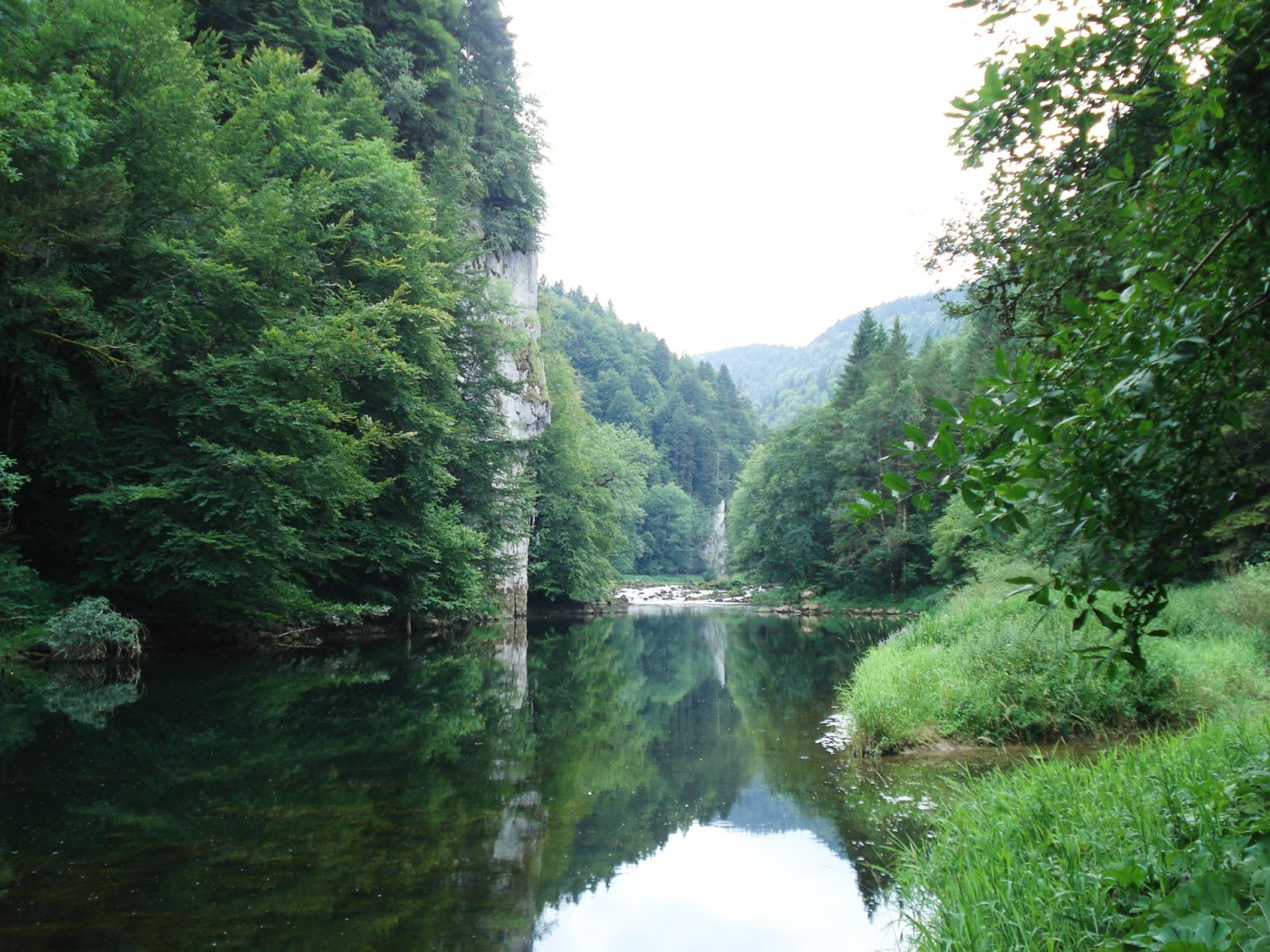 Il Doubs quasi immobile nei pressi di Chervillers.