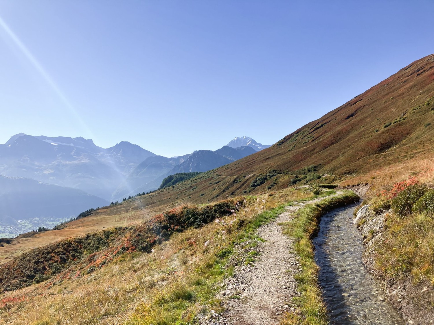 Il sentiero si snoda tranquillo lungo il canale d’irrigazione Nessjeri e offre vedute panoramiche.