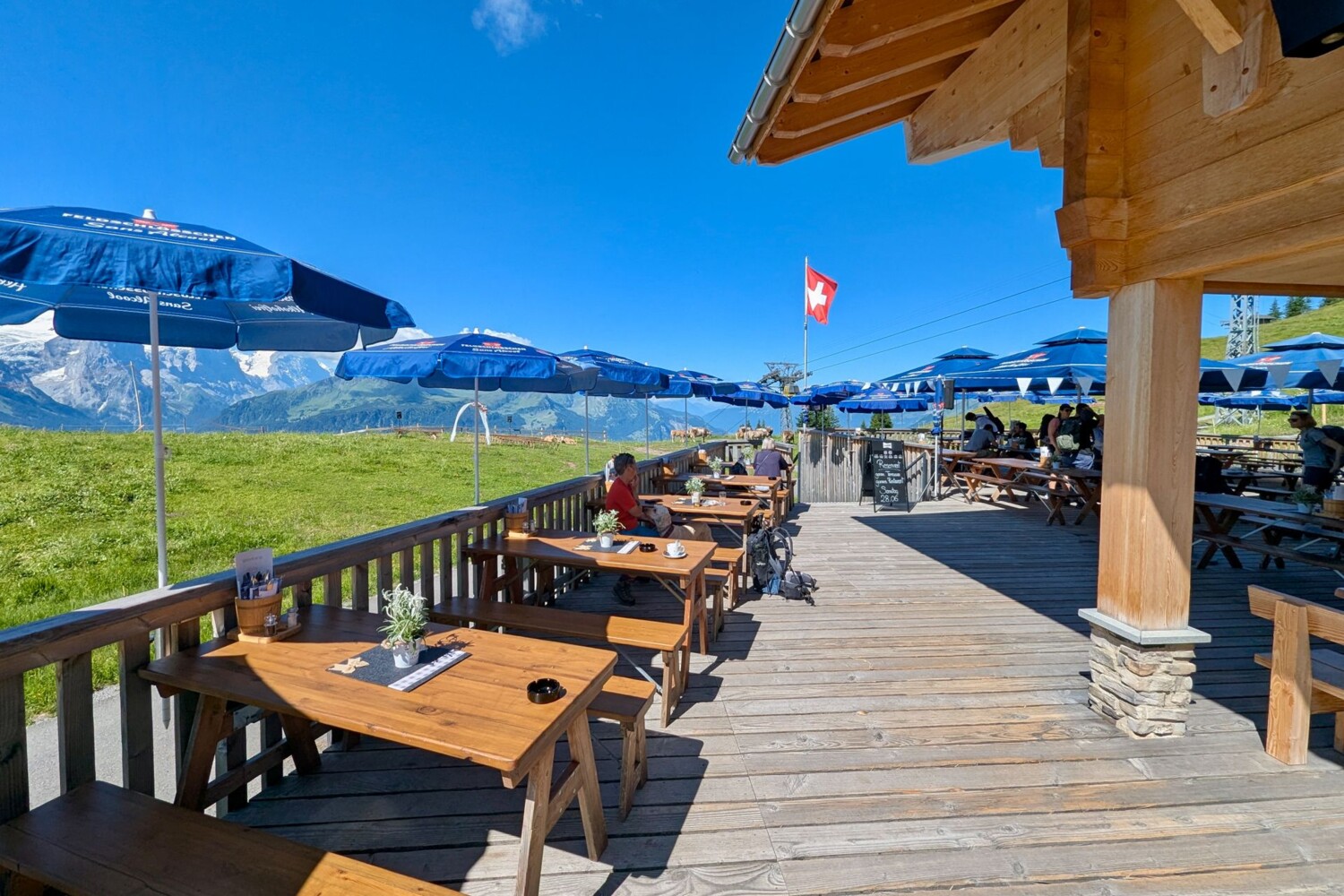 In Käserstatt lädt ein Restaurant mit einer grossen und schönen Terrasse zur Pause ein.
