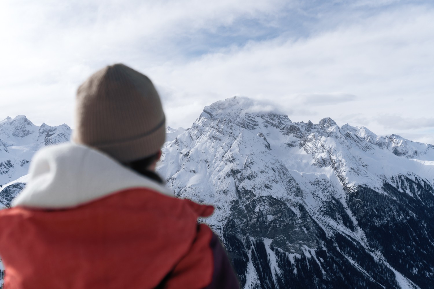 Man gerät leicht in den Bann des stets präsenten Piz Ela. Bild: Jon Guler