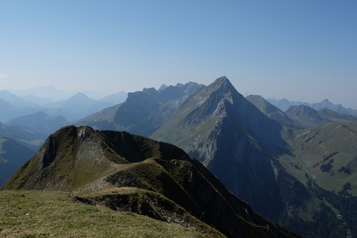 Die Aussicht von der Hochmatt ist abwechslungsreich. Der Blick Richtung Ost zeigt die Kette der Vanils. 