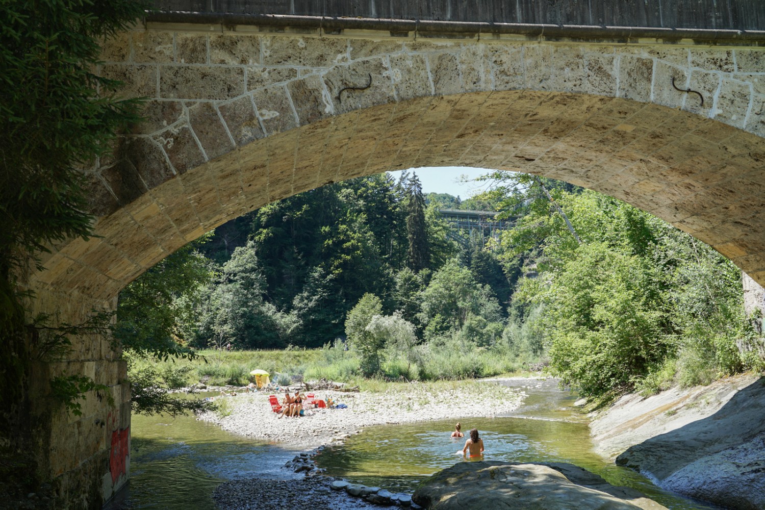 Bei der alten Schwarzwasserbrücke gibt es einen beliebten Badeplatz. Bild: Reto Wissmann