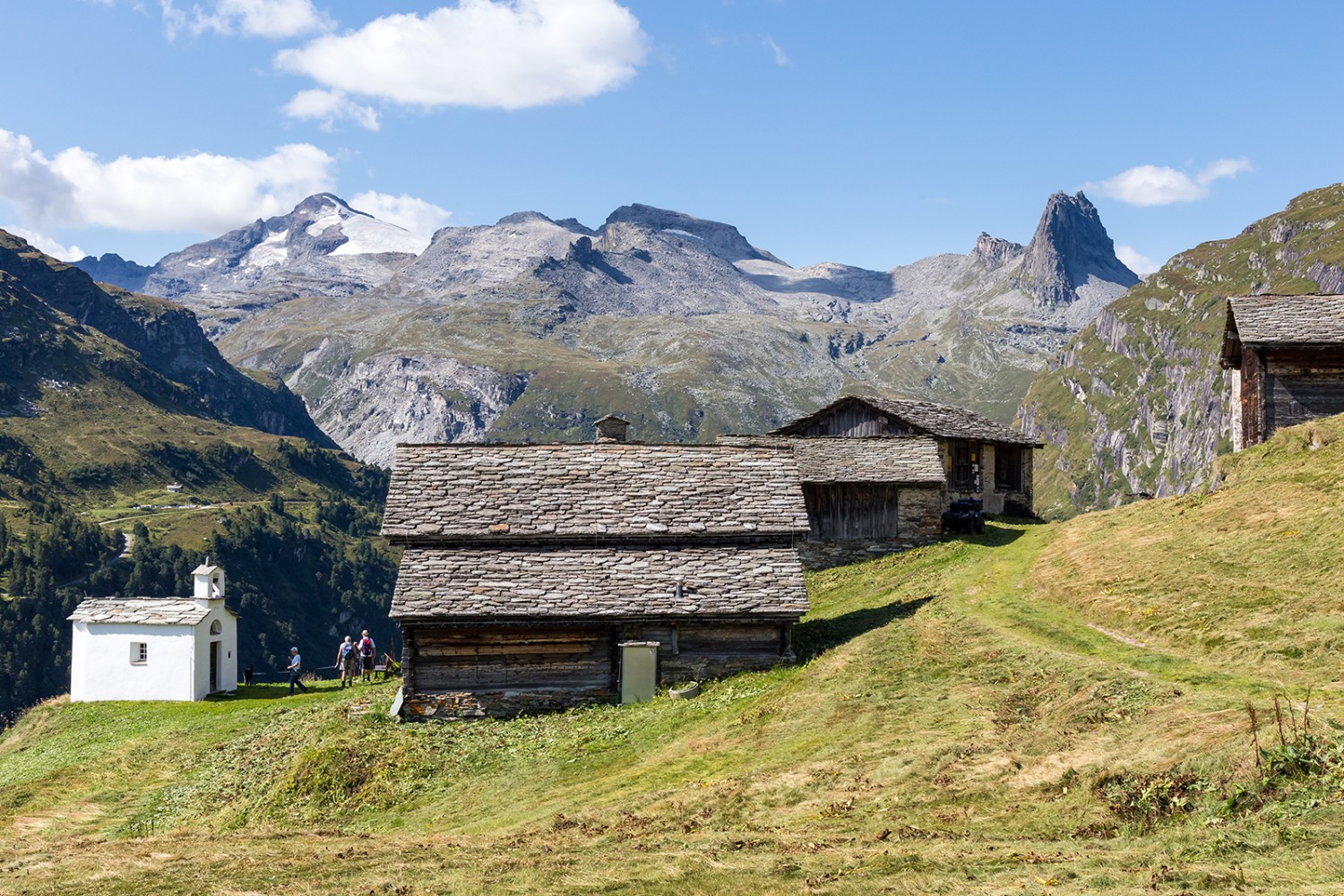 Das Maiensäss Frunt mit seiner schmucken Kapelle. Im Hintergrund rechts das Zervreilahorn. Bilder: Daniel Fleuti