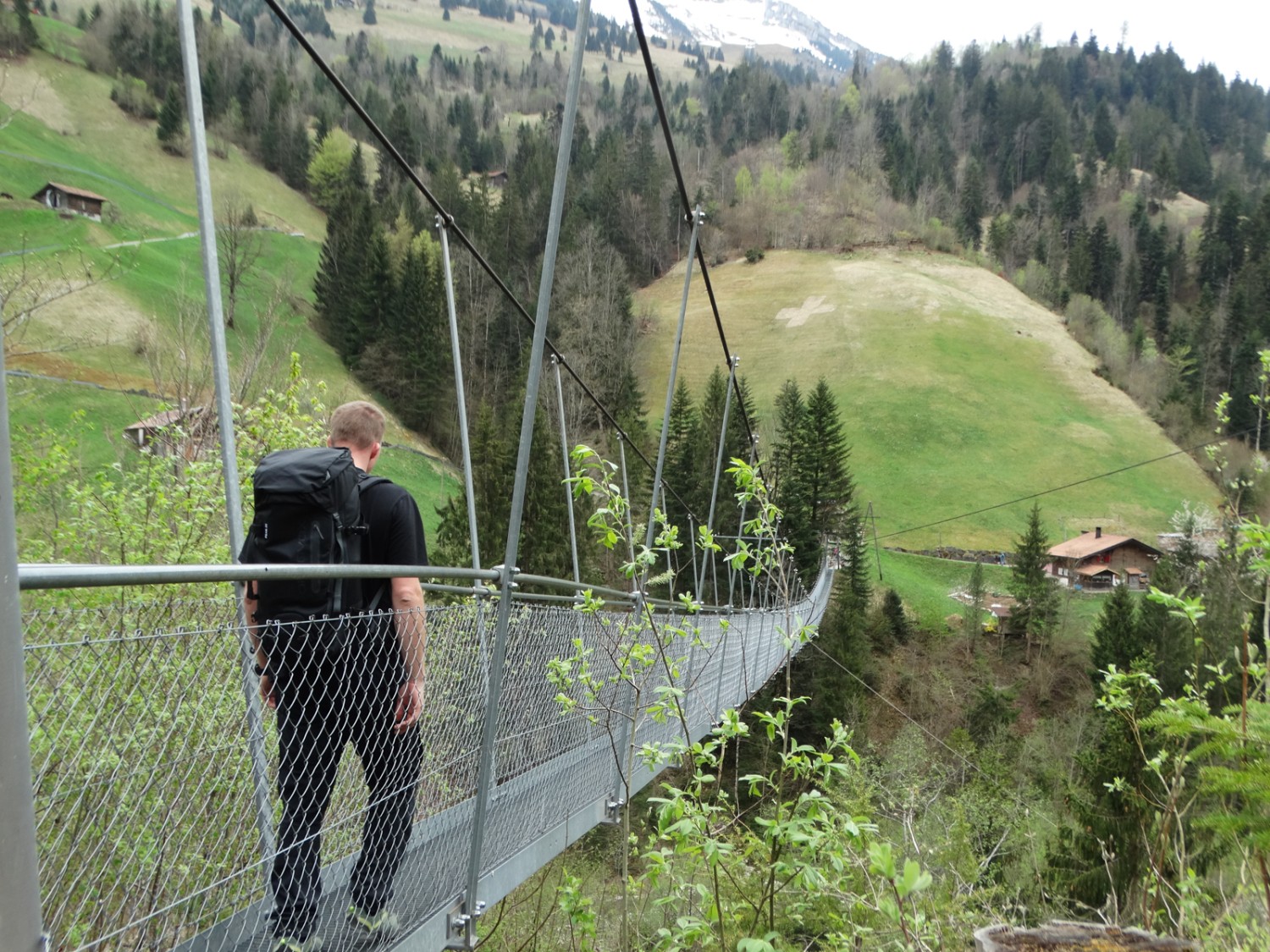 Chi vuole attraversare il ponte sospeso deve essere libero da vertigini. Foto: Daniela Rommel