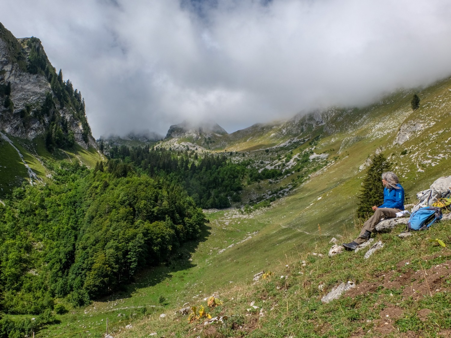 Nach einer kurzen Rast führt der Weg unterhalb dem Vanil des Artese in Richtung L’Urqui. Bild: Elsbeth Flüeler