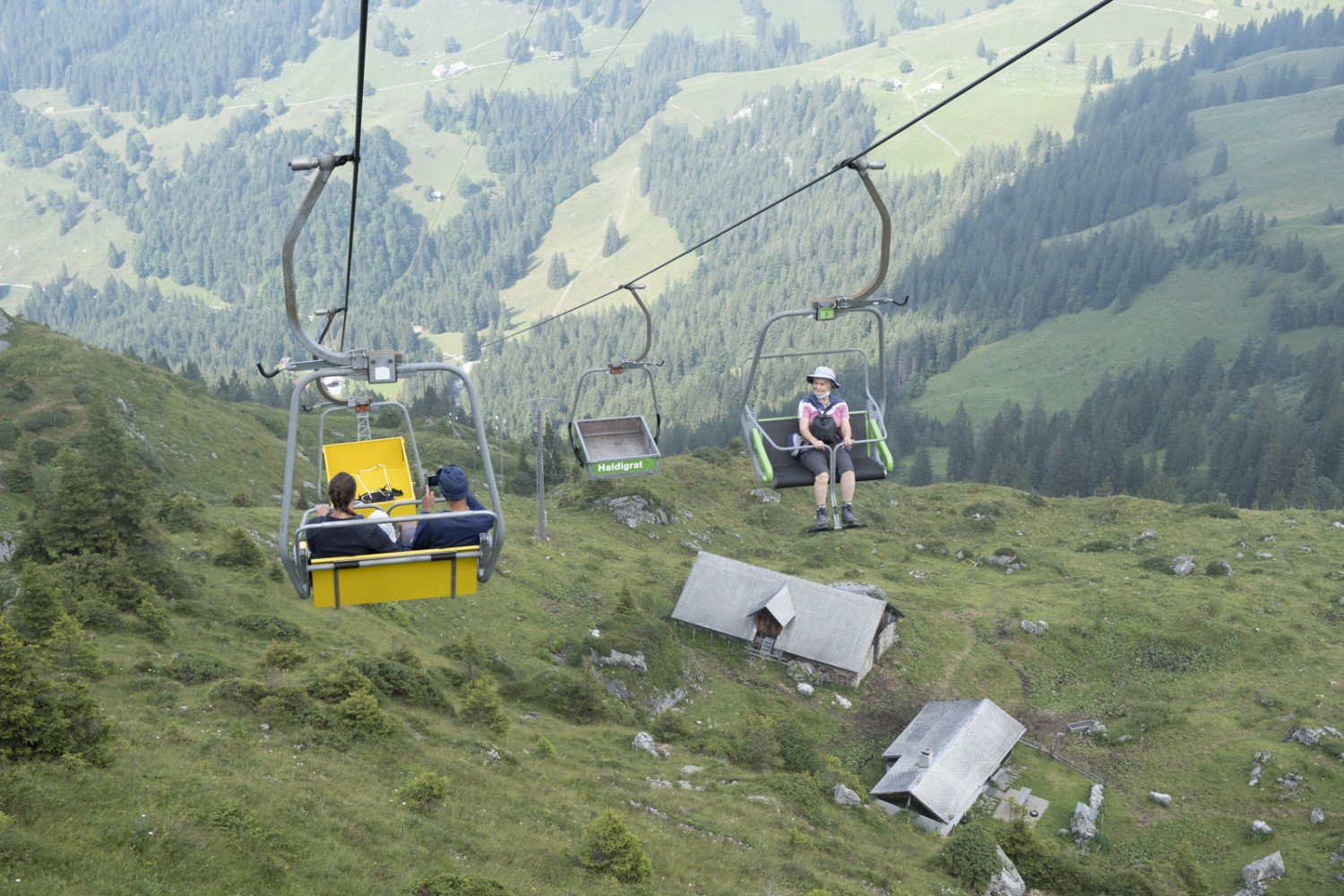 Mit der Sesselbahn gehts den Berg hinunter zum Alpboden. Bild: Markus Ruff