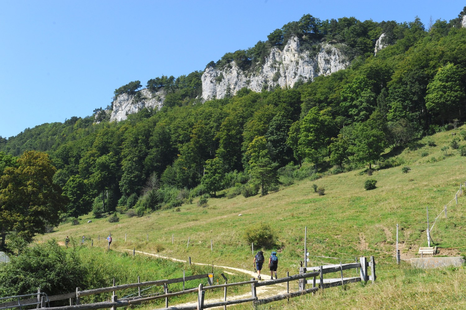 Der zweite Teil der Wanderung führt über die felsige Kette des Chamben. Bild: Martin Weiss