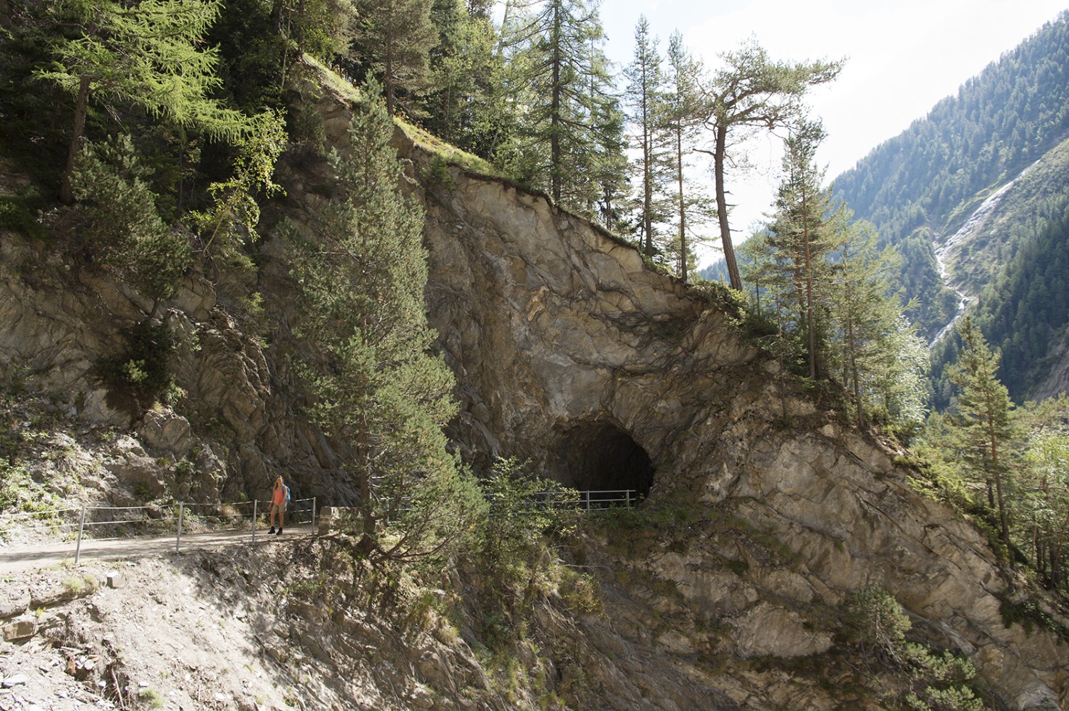 Die Twingischlucht ist eng und steil abfallend. Der Wanderer kommt durch, die Autos müssen in den Tunnel. Bild: Raja Läubli