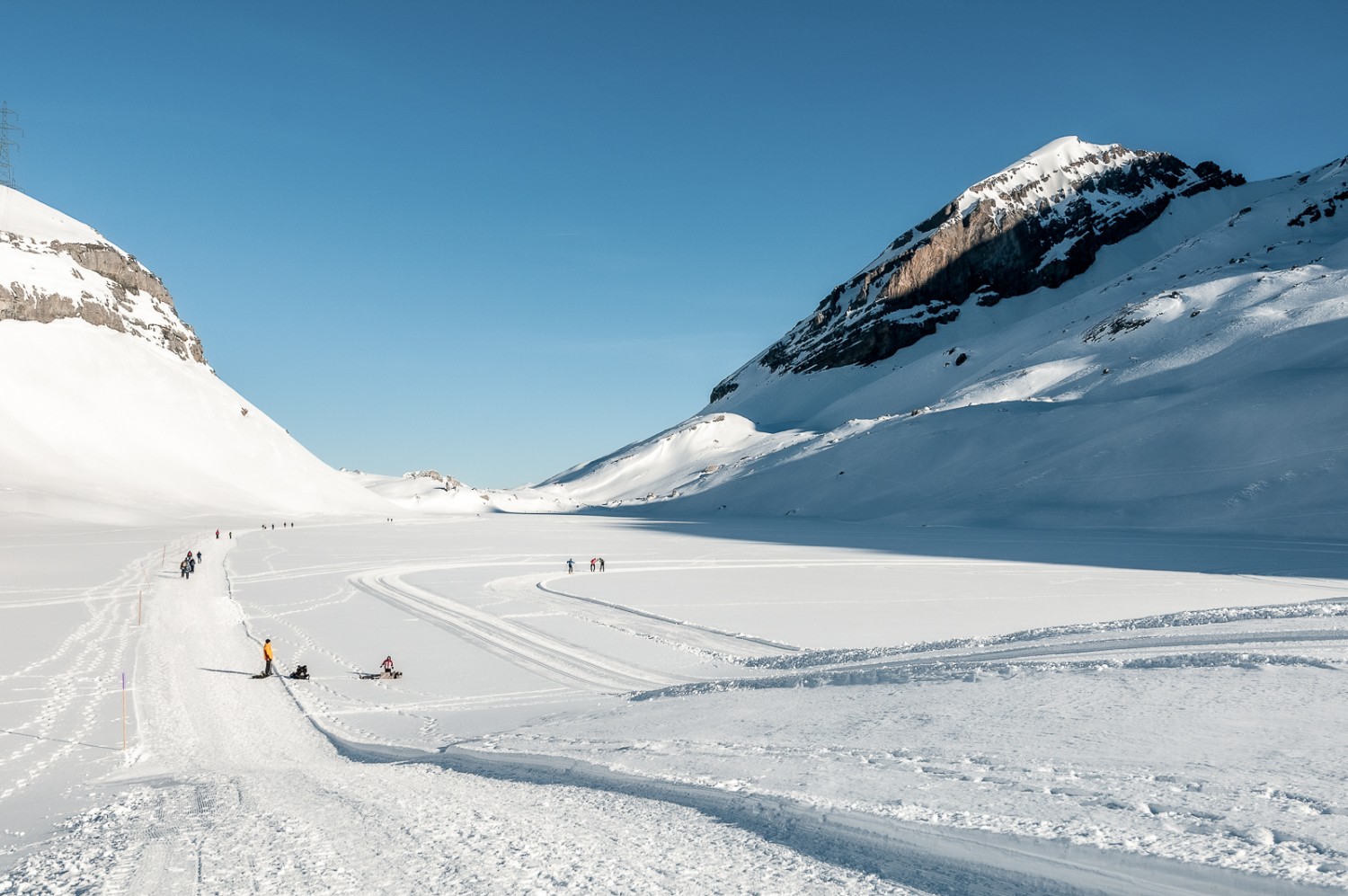 Genug Platz für Winterwanderer und Langläufer auf dem Daubensee-Plateau unter dem Chli Rinderhorn. Foto: Fredy Joss