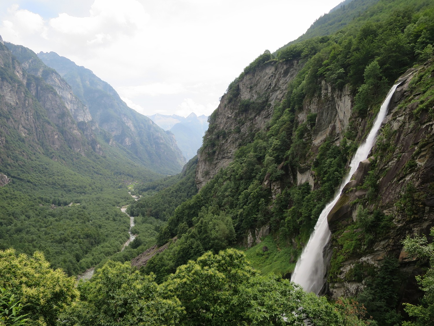 Der Wasserfall bei Foroglio und der Blick ins Val Bavona. Bilder: Andreas Staeger