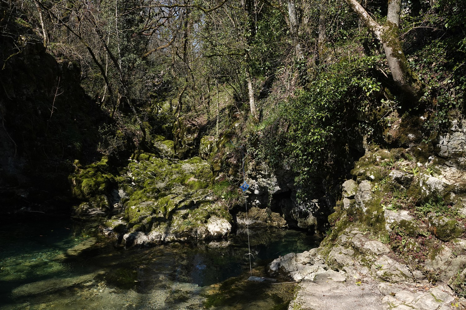 Bei der Quelle Le Chauderon tritt das Wasser aus einem dreizehn Meter tiefen Schacht zutage.