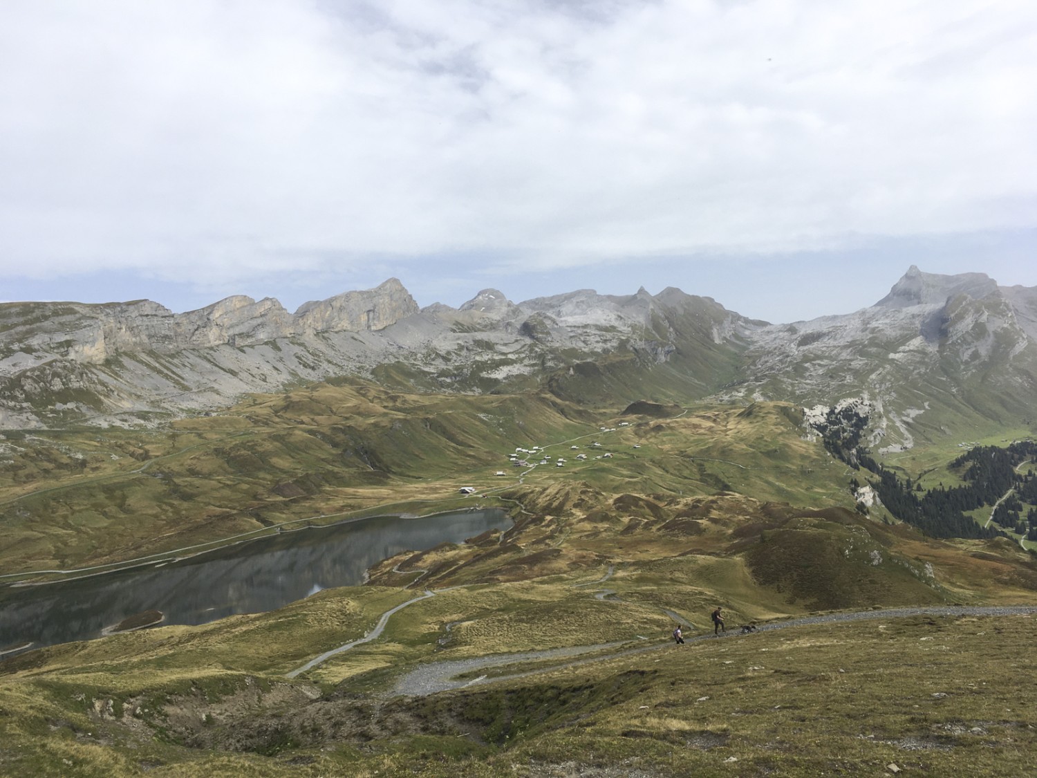 Erhebender Blick zurück: hoch über dem Tannensee, ganz hinten im Kessel, die Engstlenalp. Bild: Jürg Steiner