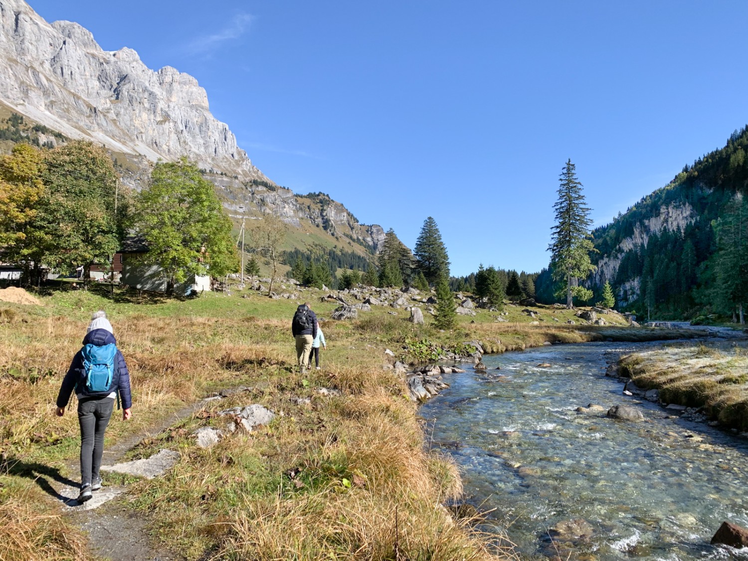 Der Wanderweg schlängelt sich dem Fätschbach entlang. Bild: Monika Leuenberger