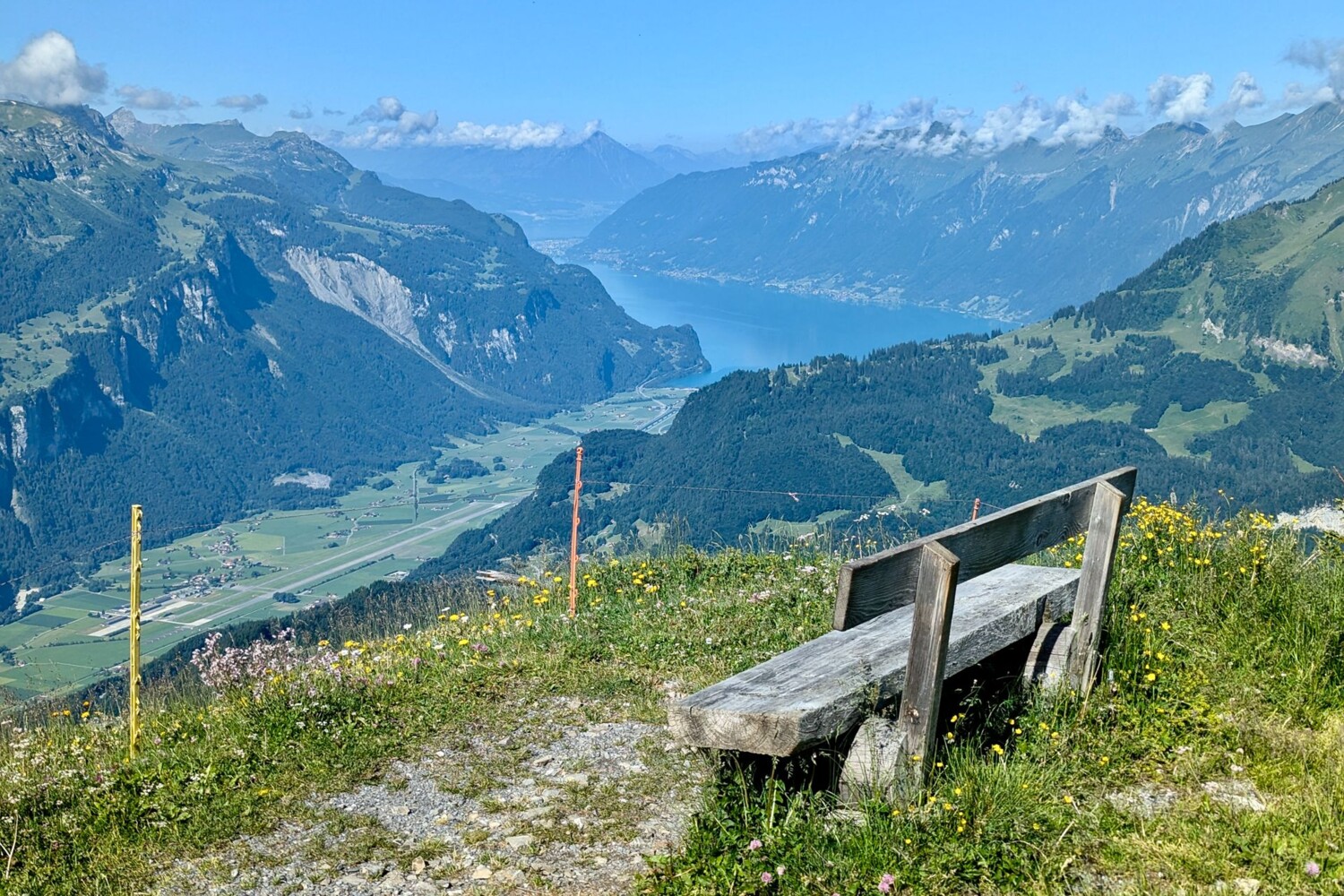 Kurz vor dem Gipfel des Gibel bietet dieser Aussichtspunkt einen tiefen Blick hinunter auf den Brienzersee.