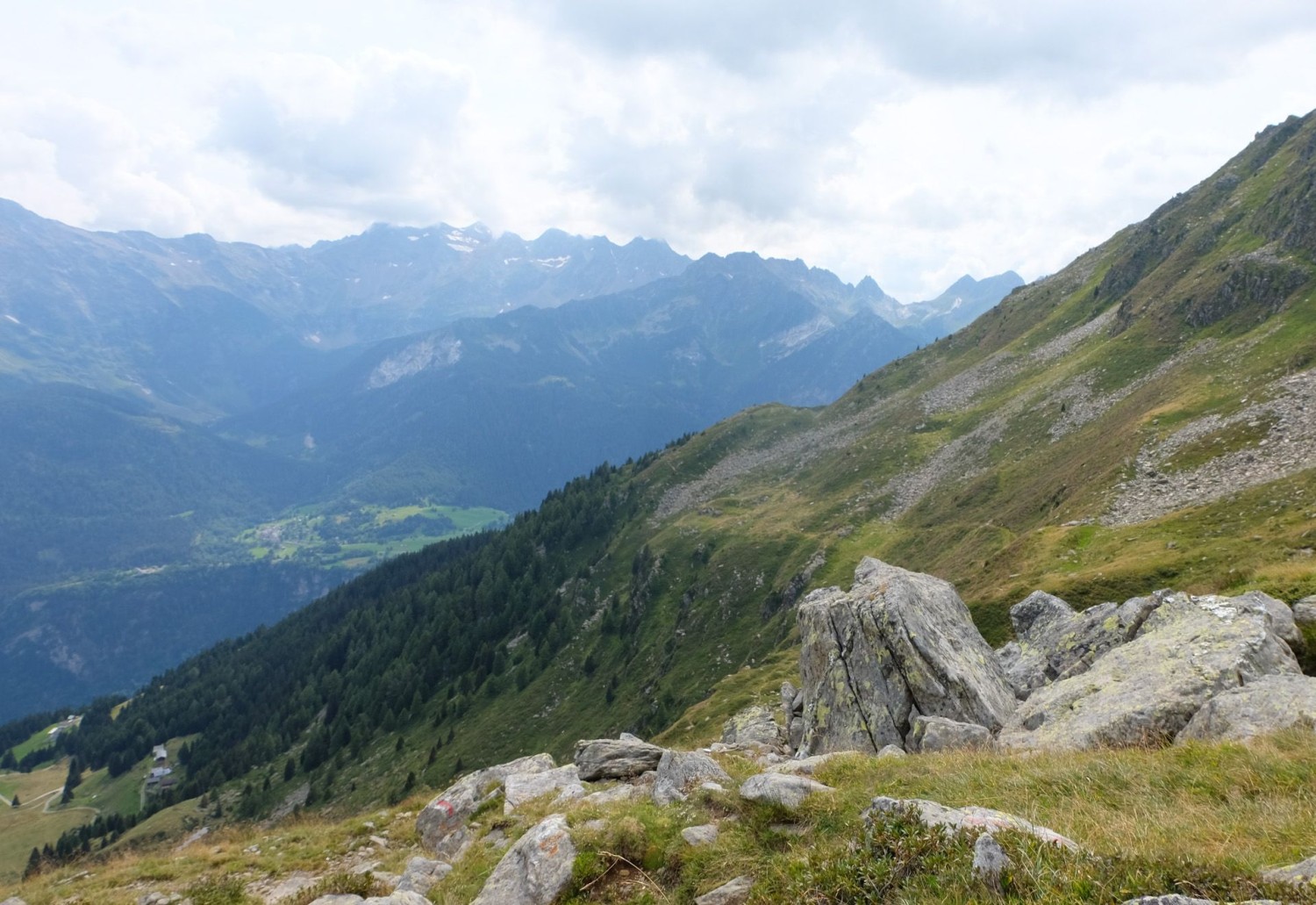 Si vedono le prime vette ticinesi. Il Passo Predèlp offre una splendida vista sul Campo Tencia e sul Basodino.