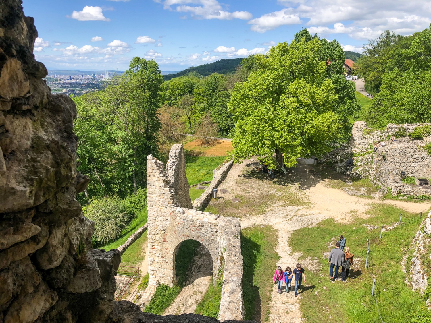 Nelle rovine del castello di Dorneck c’è molto da scoprire e angolini fantastici per giocare a nascondino. Foto: Thomas Gloor