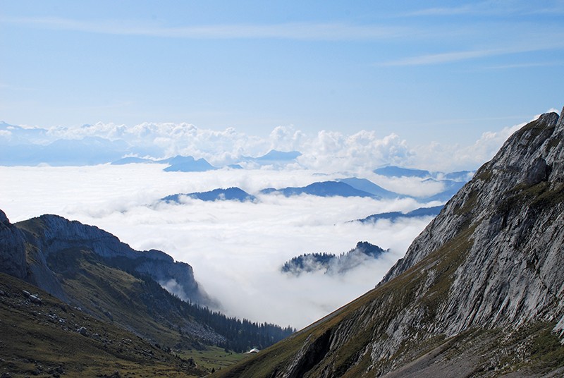 Panoramablick vom Pilatusgipfel Oberhaupt auf das von Hochnebel bedeckte Obwaldnerland. Bild: Andreas Staeger