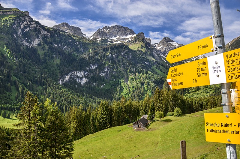 Vista dalla locanda Voralp alle pareti rocciose dell'Alvierkette.  Foto: Associazione «I castelli svizzeri»