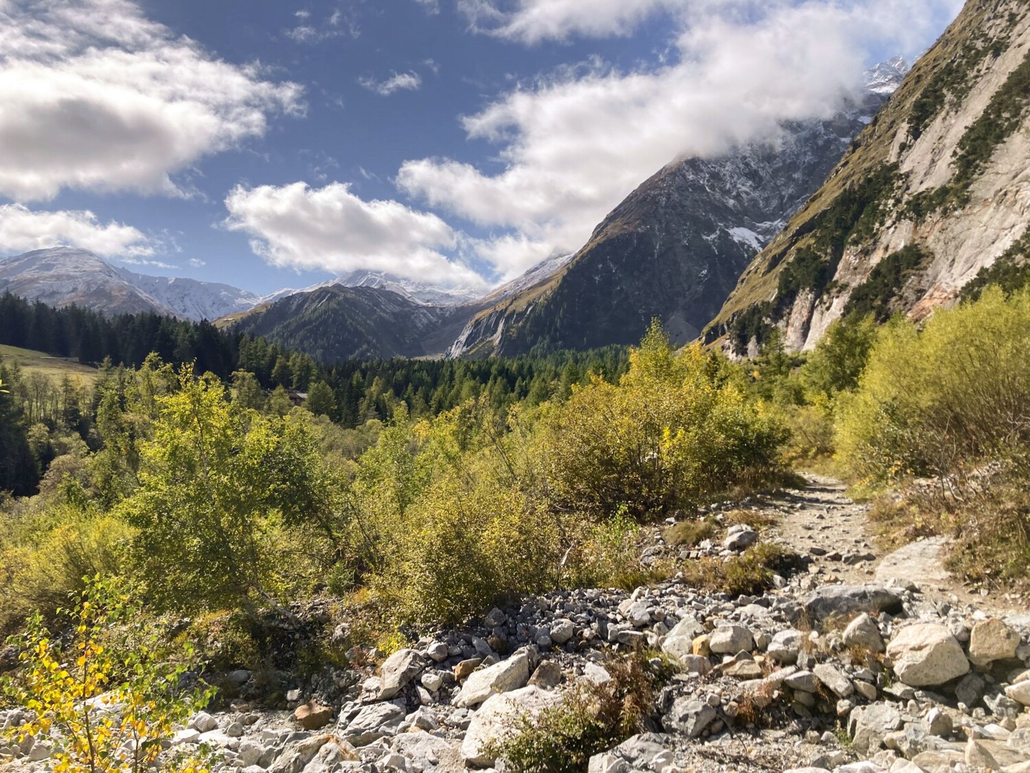 Le chemin de randonnée parcourt un paysage archaïque.