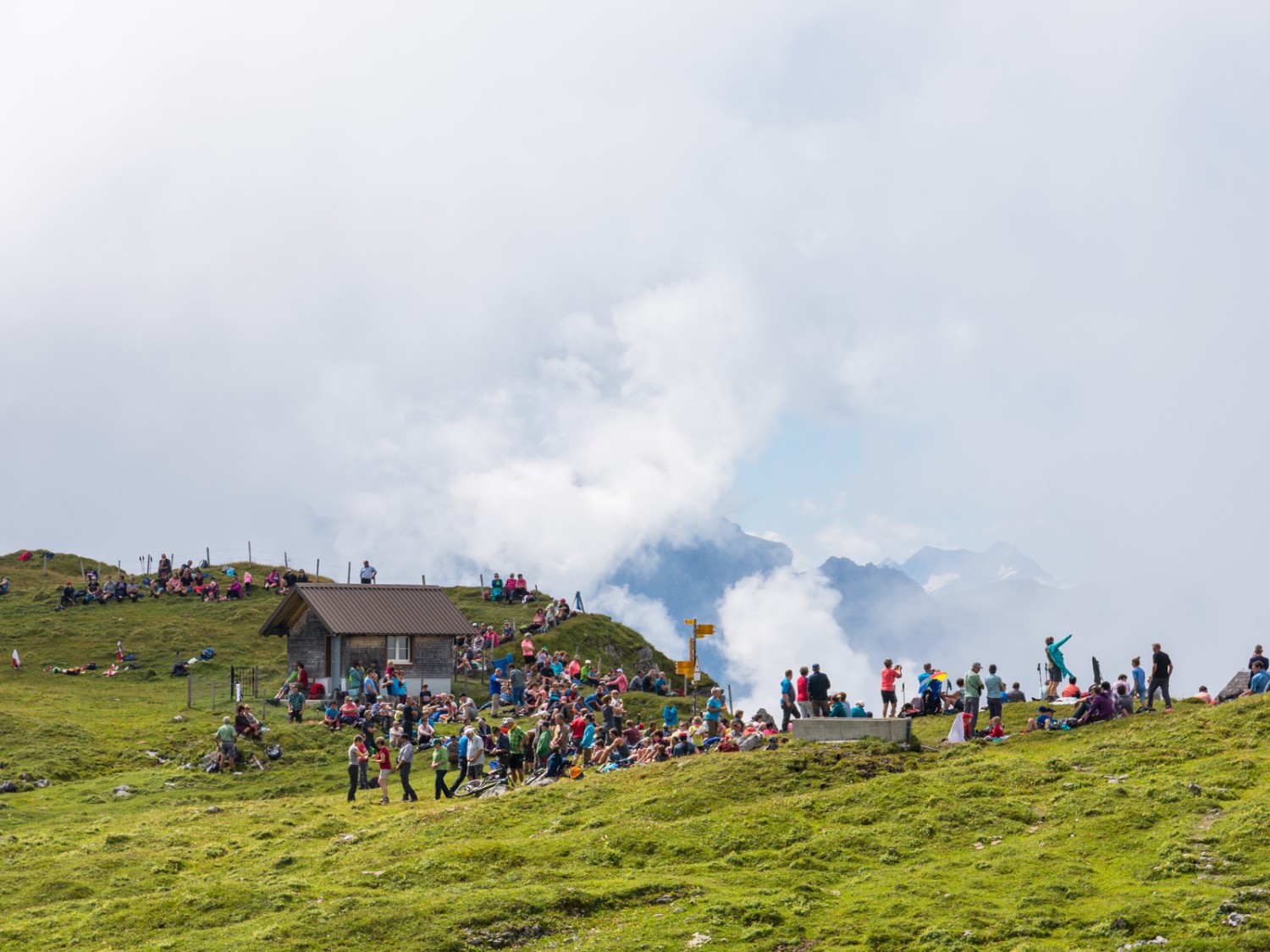 Grossandrang auf dem Chinzig: Jeweils am 15. August wird ein Berggottesdienst gefeiert. Bild: Franz Ulrich