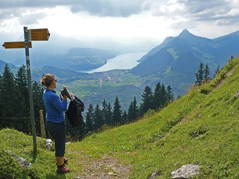 Rucksack anziehen und los: Als letzter Teil der Wanderung steht der Abstieg von Zwüschet Mythen nach Schwyz bevor. Bilder: Monika Freund
