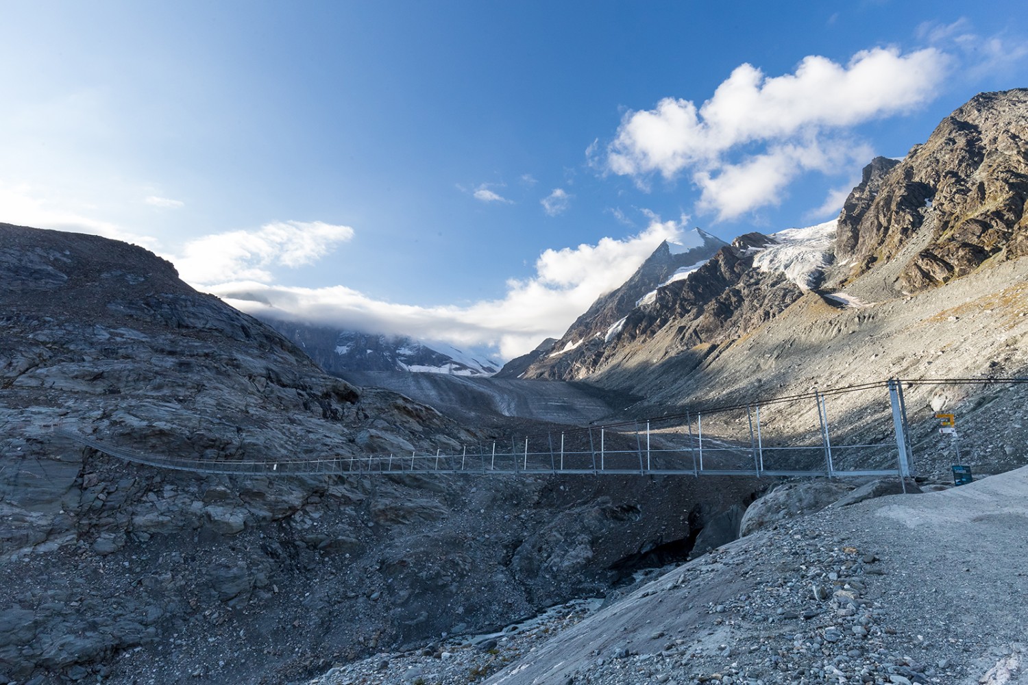 Die Hängebrücke über den Glacier de Corbassière. 
