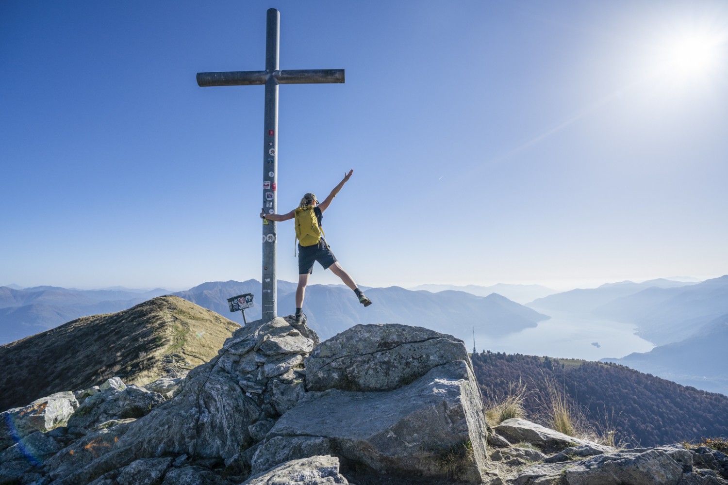 Die Aussicht vom Gipfelkreuz der Cima della Trosa belohnt für den strengen Aufstieg. Bild: Wanderblondies