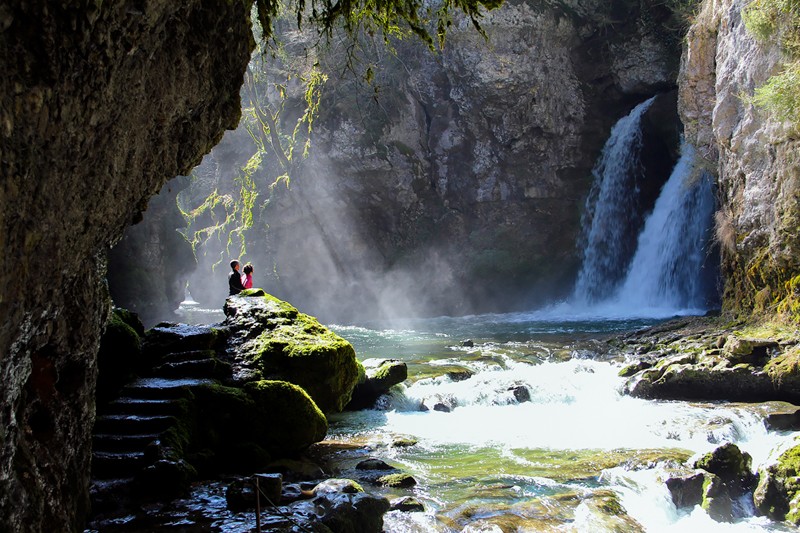 Spektakuläre Wasserfälle in der Schlucht la Tine de Conflens. Bild: Andreas Sommer