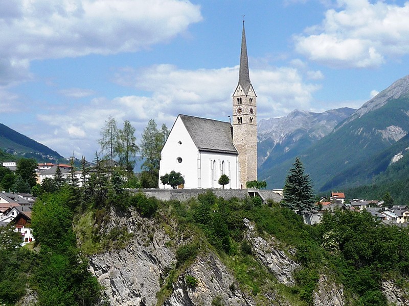 Die reformierte Kirche von Scuol thront hoch über dem Inn. Bild: Hans Schüpbach