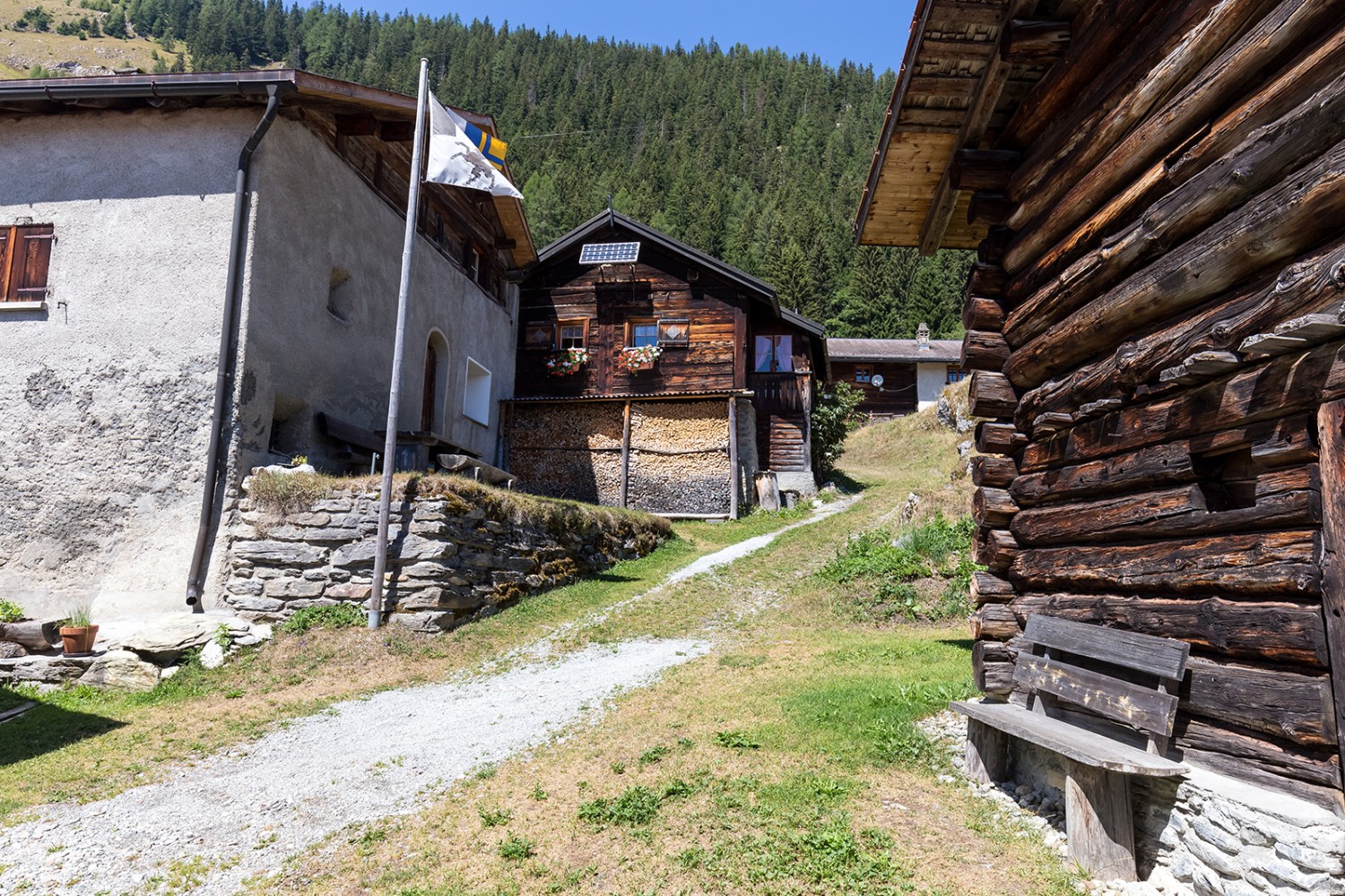 Endlich an der Sonne! Auf Batänja steht die ehemalige Walsersiedlung aus dem 15. Jahrhundert. Bilder: Daniel Fleuti