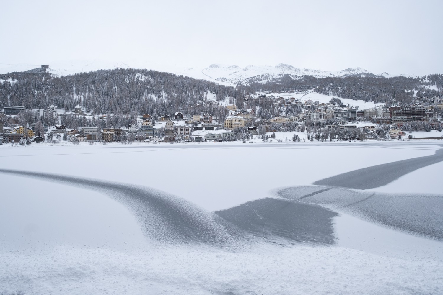 Vue depuis la rive sur le lac gelé et Saint-Moritz. Photo: Markus Ruff