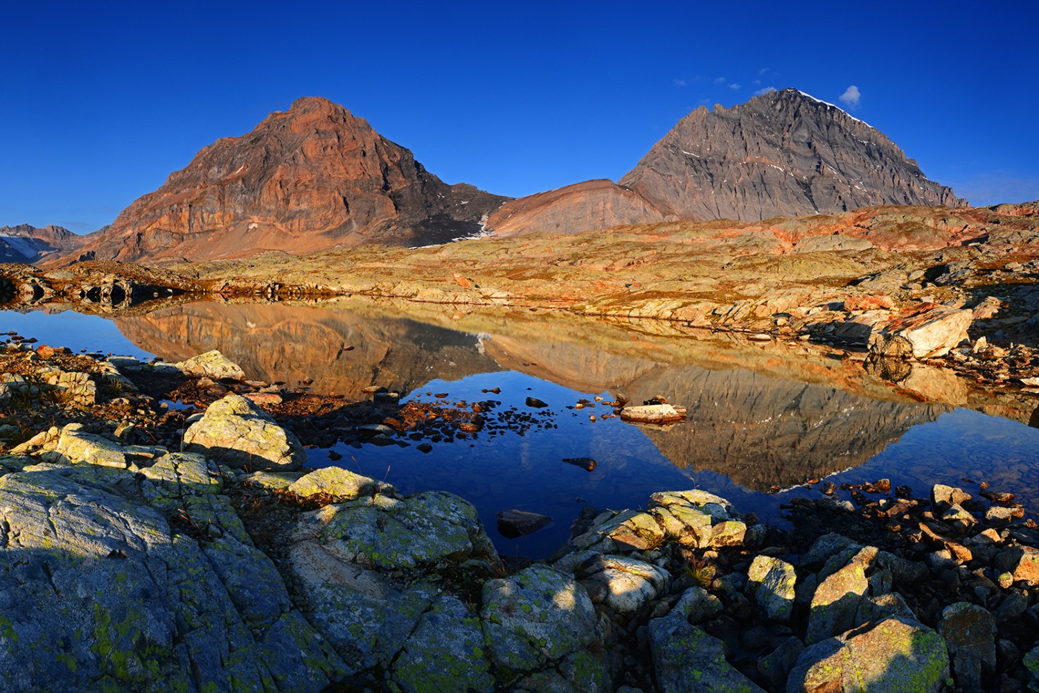 Der Lötschepass ist flach, man wandert an kleinen Seen vorbei. Bild: natur-welten.ch
