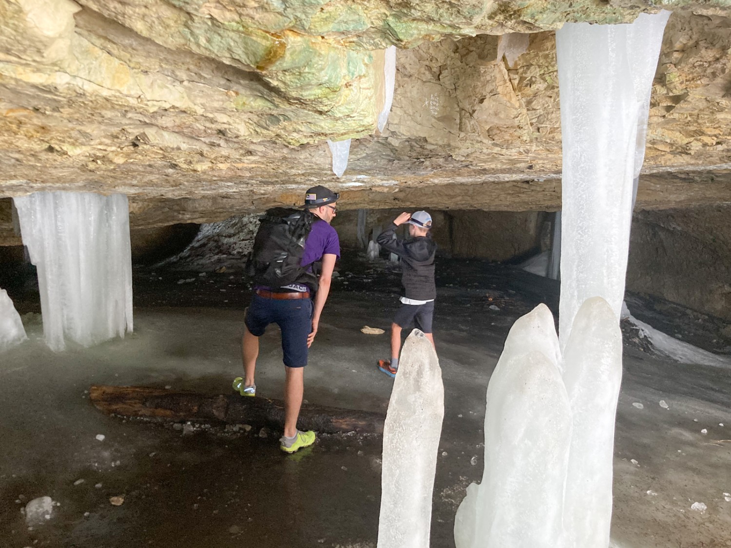 De grandes stalagmites et stalactites dans la grotte. Photo: Anna Kocher