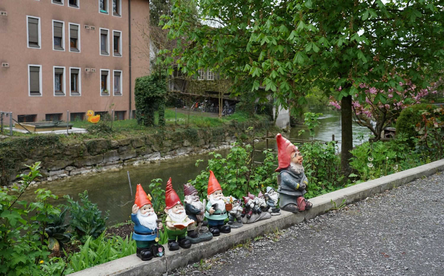 In Cham grüssen Gartenzwerge die Wandernden auf dem Industriepfad.