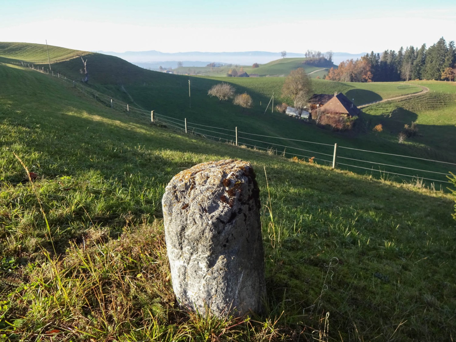 Der Grenzstein zwischen dem Kanton Bern im Westen und Luzern im Osten. Bild: Miroslaw Halaba