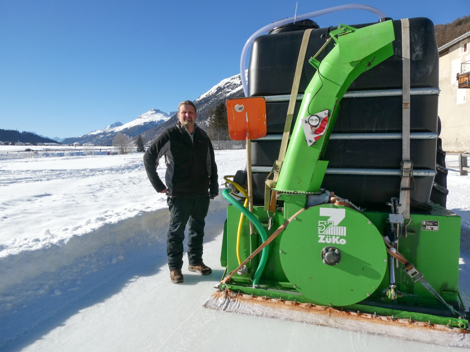 Mit dieser Maschine wird der Eisweg unterhalten. Bilder: Rémy Kappeler