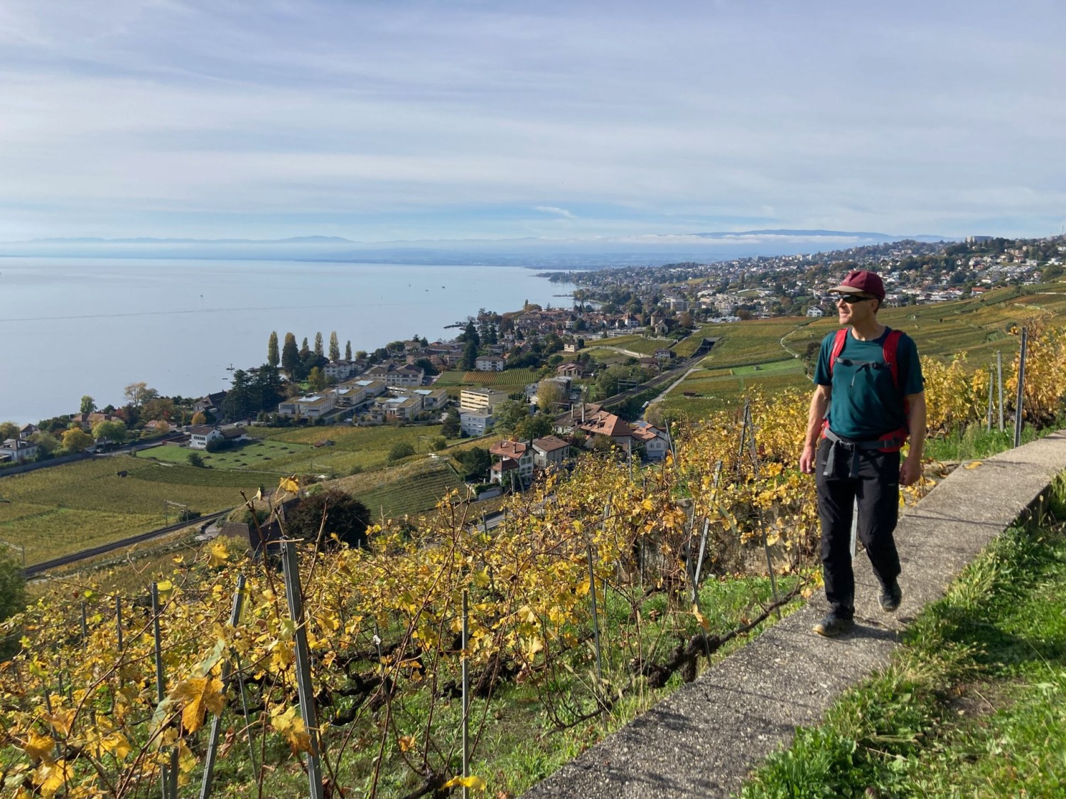 Le chemin qui traverse le vignoble ne passe pratiquement que sur du revêtement dur.