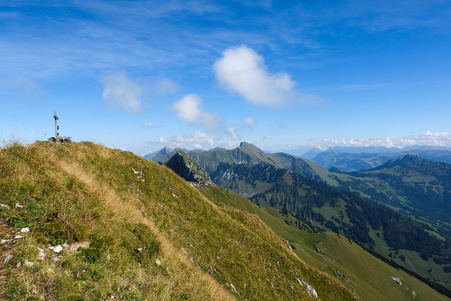 Gipfelkreuz auf dem Schopfenspitz. In der Gamelle befindet sich eine 
Rolle mit dem Panorama der Berge.
