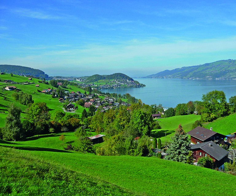 Blick von Krattigen auf den Thunersee.