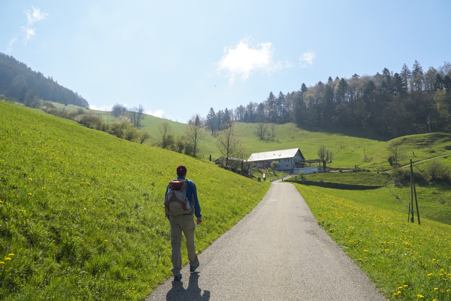 Auf gehts Richtung Grat: Wanderstart bei bestem Wetter. Bild: Mia Hofmann