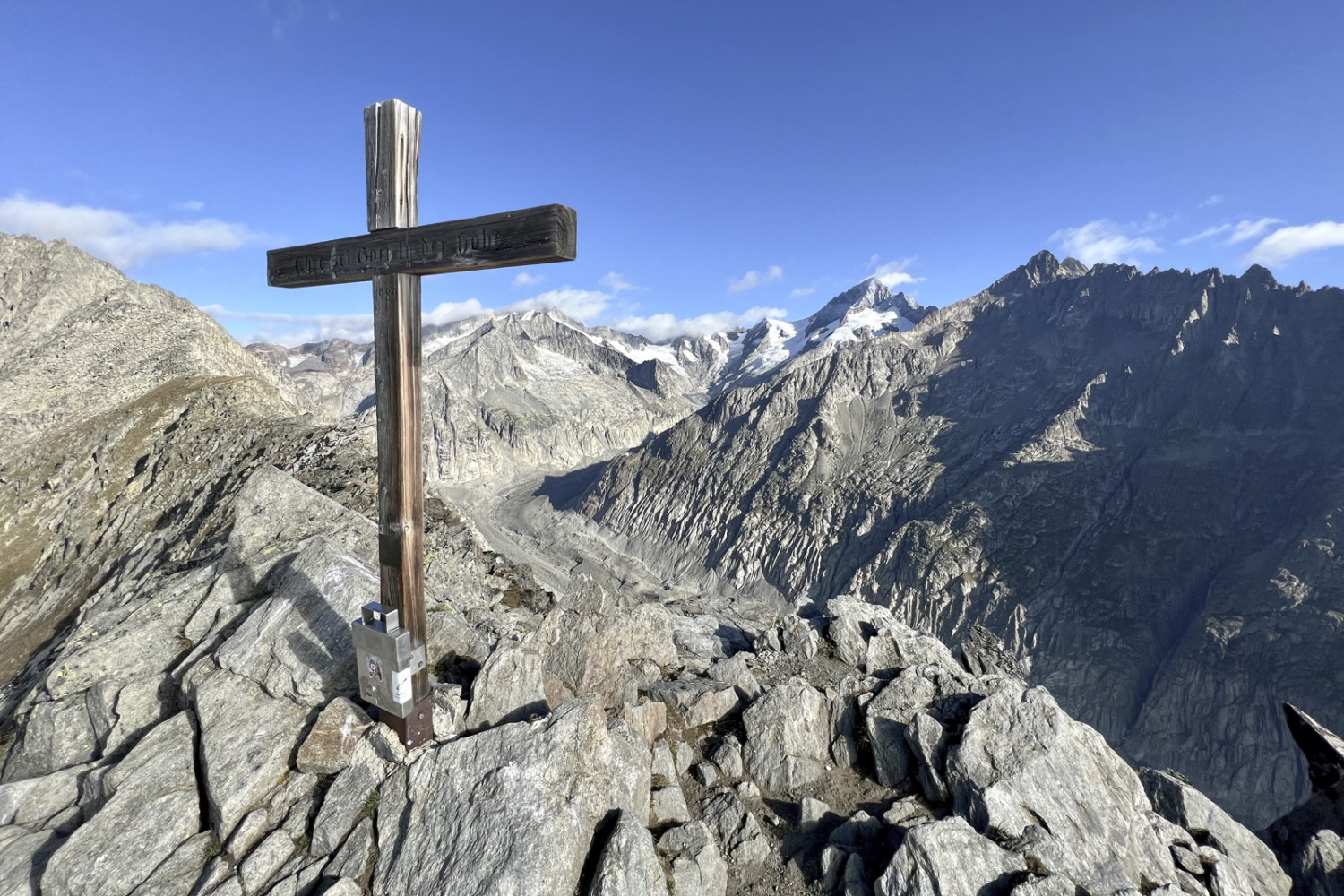 Vom Gipfel des Sparrhorn hat man eine grossartige Aussicht auf den Oberaletschgletscher und das Aletschhorn. Bild: Pascal Bourquin