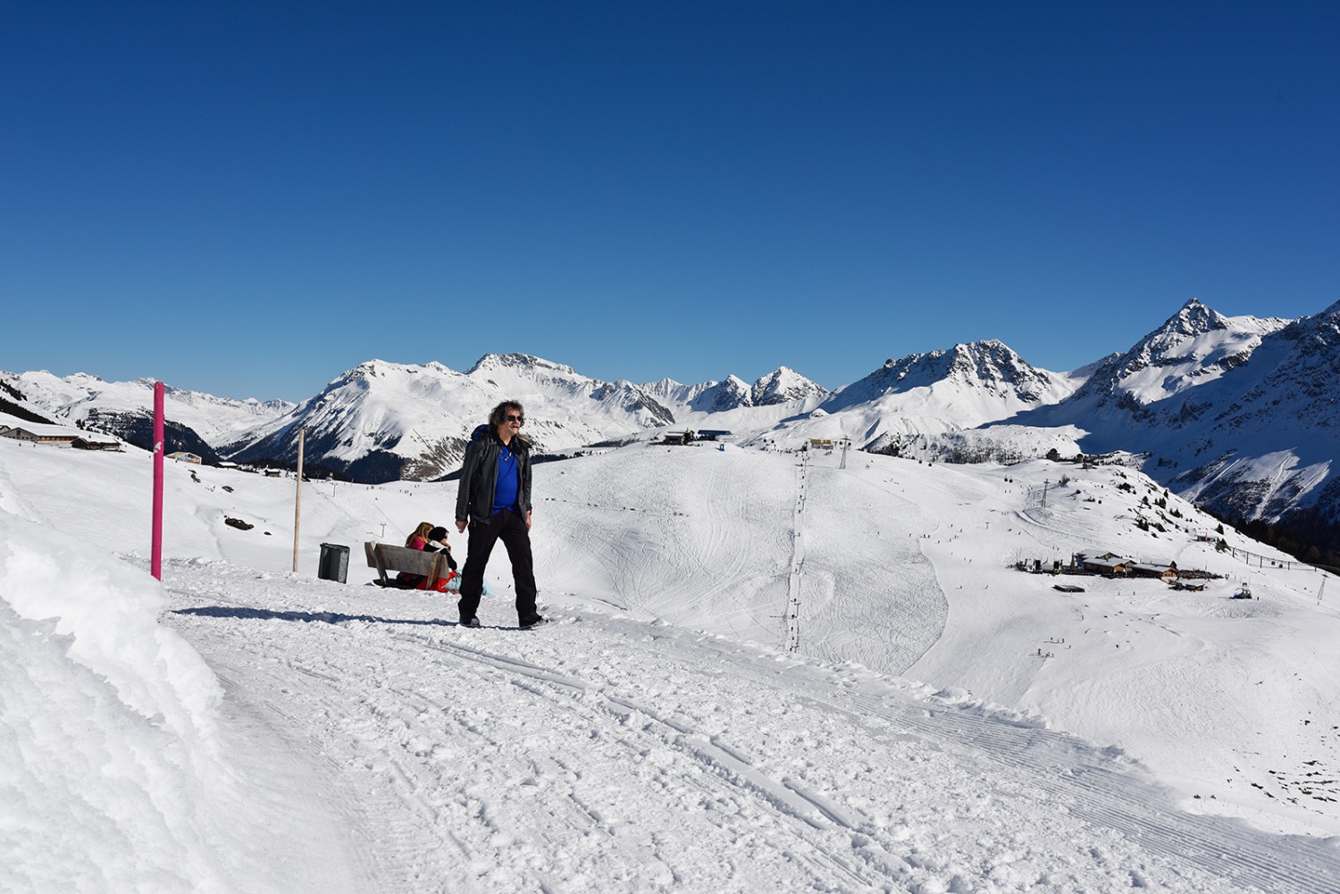 Sanft steigend wandert es sich Richtung Restaurant Alpenblick. 
Bilder: Peter Kleiner
